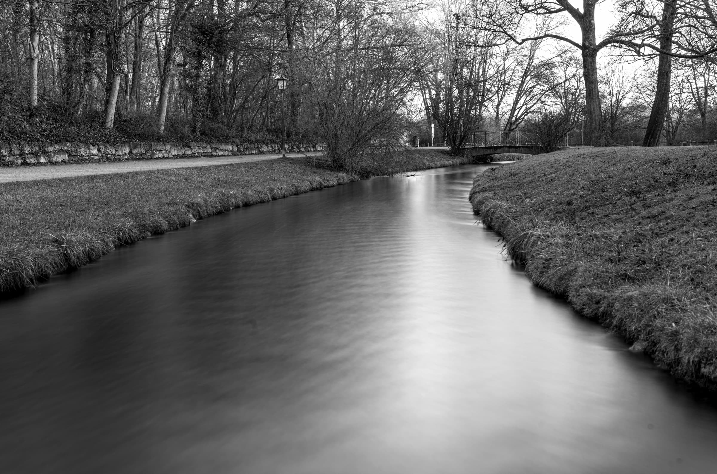 Schwabinger Bach im Englischen Garten in München (Schwarzweiß)